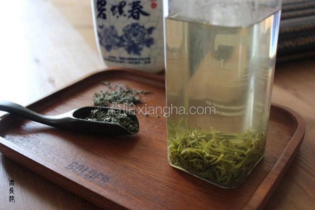 约90度水温泡好一杯碧螺春。