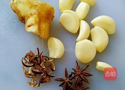 花生米炖猪脚的做法图解2