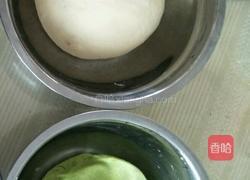 撞色火腿粒香葱花卷的做法图解1