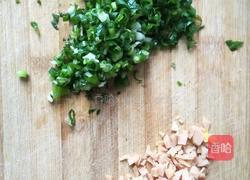 撞色火腿粒香葱花卷的做法图解2