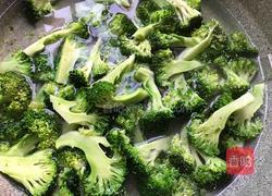 西蓝花炒鱿鱼的做法图解1