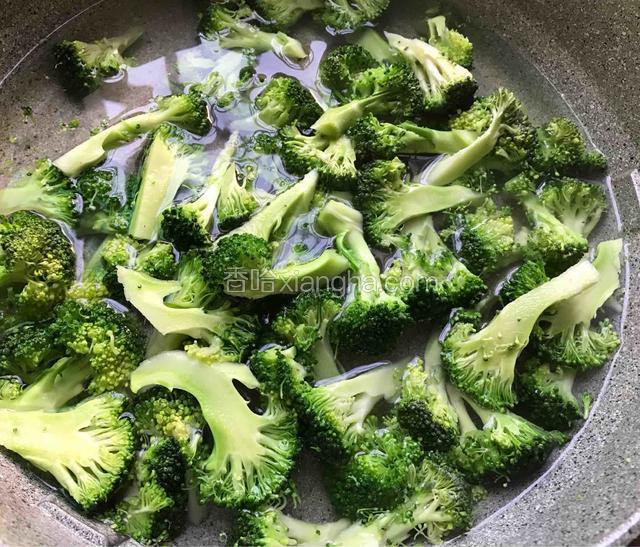 西蓝花洗净焯水至颜色变深绿