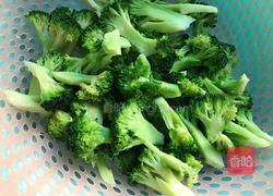 西蓝花炒鱿鱼的做法图解2