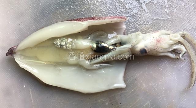 将鱿鱼筒割开或者剪开也可以