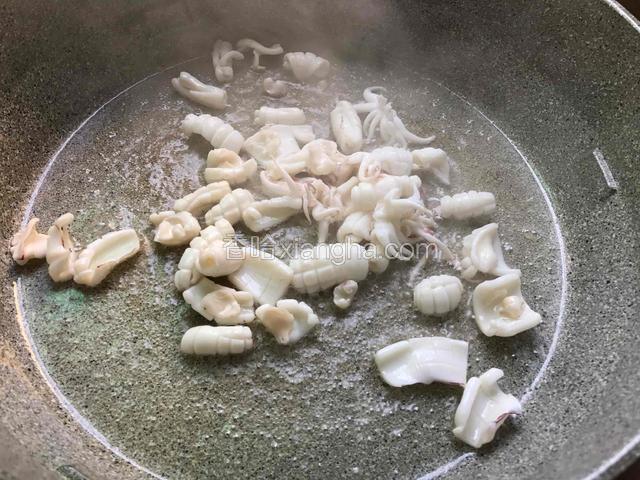 锅里放油烧老，倒入鱿鱼爆炒一些（不要超过一分钟）装盘备用