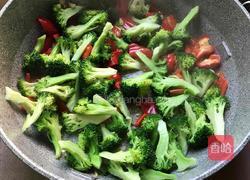 西蓝花炒鱿鱼的做法图解15