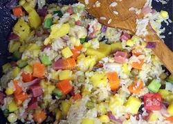 海鲜菠萝炒饭的做法图解2