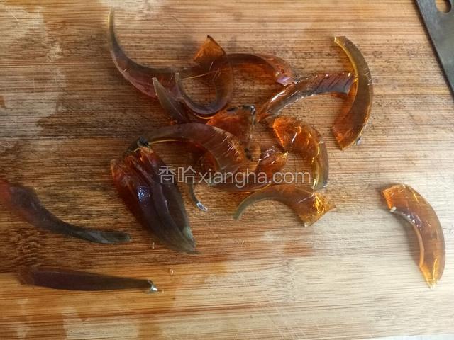 剩余的皮蛋去掉蛋黄，然后卡在案板上切成大小不一的薄片即可