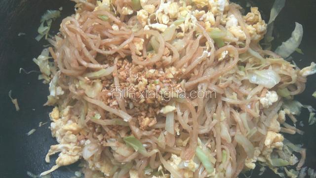 把姜蒜倒炒熟的饼丝上面。