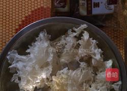 冰糖银耳羹的做法图解1