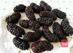 桑椹拉花酸奶的做法图解1