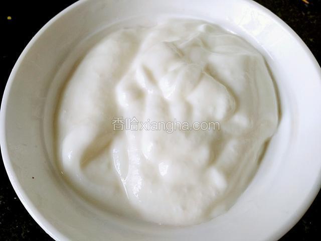 准备好一份原味酸奶倒入碗中