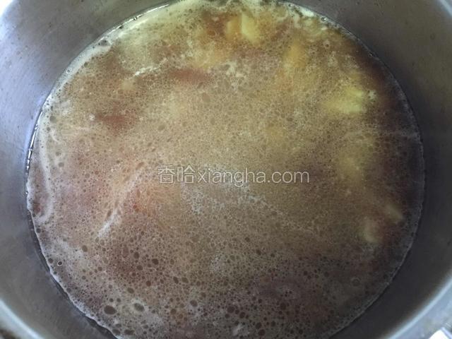 放入蚝油生抽调味，添适量清水炖熟。