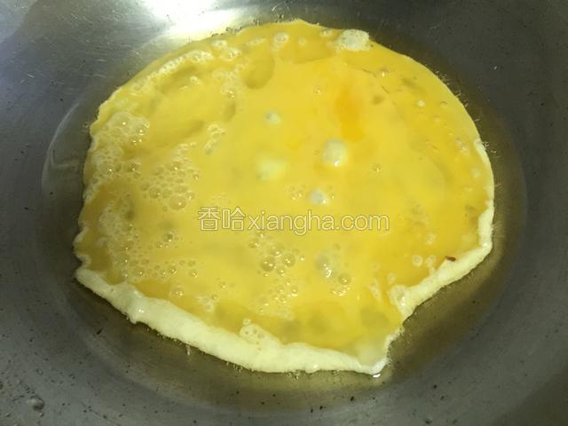 锅内放油烧热，倒入打散的鸡蛋液翻炒。