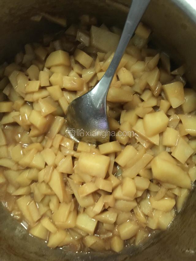 土豆炖熟后用勺子压成泥备用。
