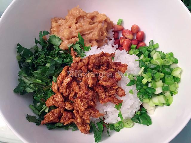 米饭、鸡蛋酱、熟花生米、土豆泥和切碎的葱、香菜一起放入碗内。