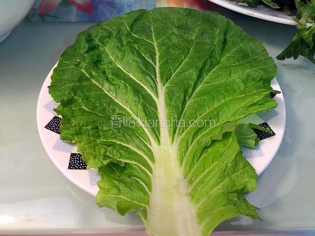 取一个白菜叶，下面白色部分折些折痕。