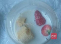 香蕉草莓奶昔的做法图解2