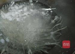 白菜猪肉炖粉条的做法图解1