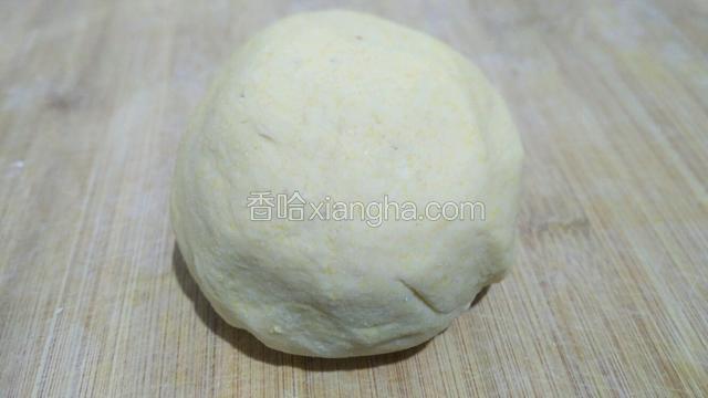 合成稍硬的面团饧发10分钟。