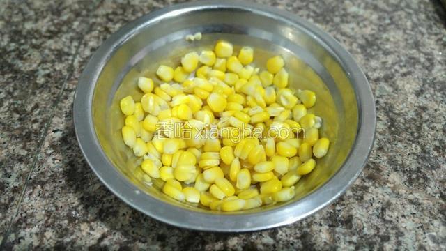 剥好玉米粒备用。