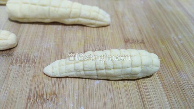 用刀压出竖纹、再压出横纹，此时很像玉米了。