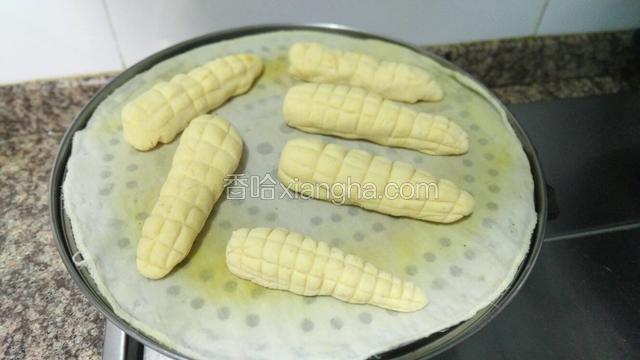 饧发20分钟放入蒸锅，大火烧开转中火蒸15分钟即可（蒸好后2分钟后再打开锅盖）