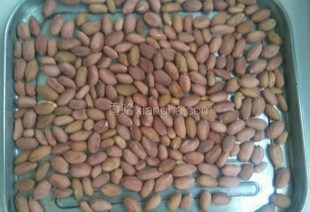 花生米颜色稍深时，关火，取出烤盘。花生米的香味出来了。