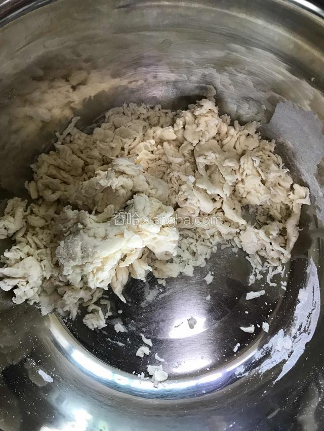 倒入面粉中，用筷子搅拌均匀。
