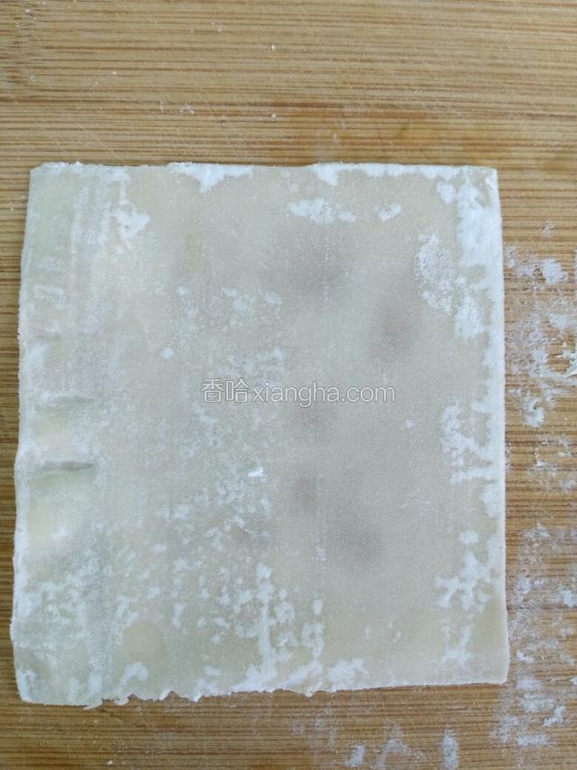取一片扁肉皮铺平