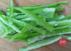 青椒炒蛋的做法图解1