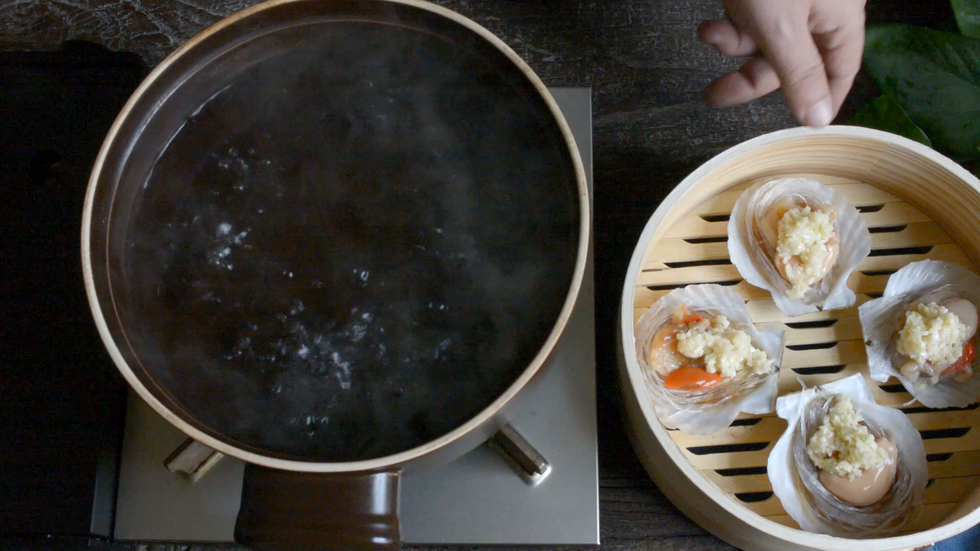 蒸锅大火烧开，笼屉放入扇贝上锅