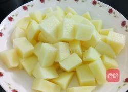 土豆焖鸡的做法图解1