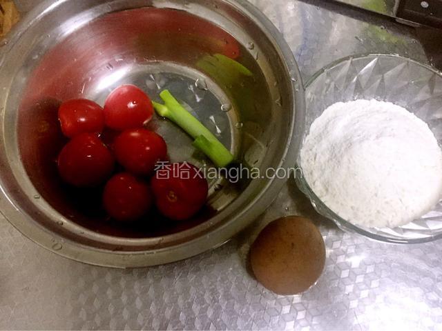 准备食材：千禧柿子，葱段，鸡蛋，面粉