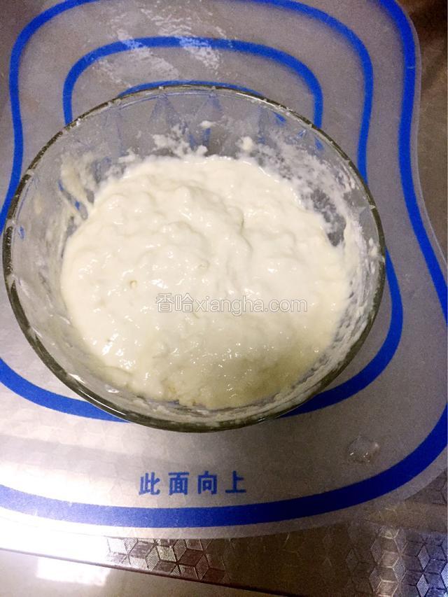 温水和面，比平时的面糊稍稠一些，但不要太干，可以用筷子夹起来为宜