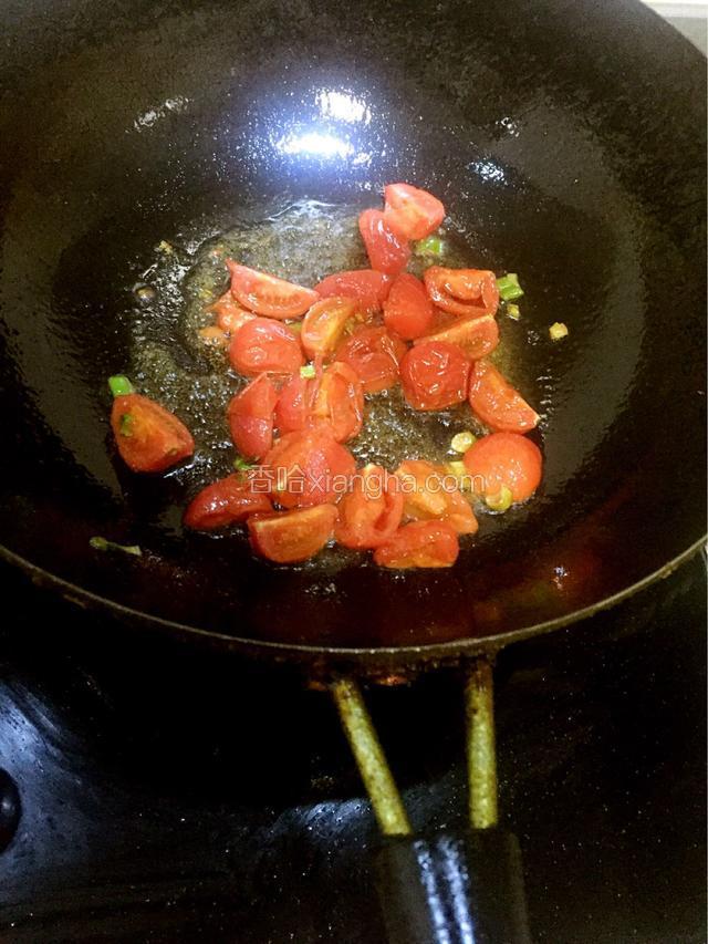 待柿子皮都卷边，柿子肉炒的软烂，加入适量开水