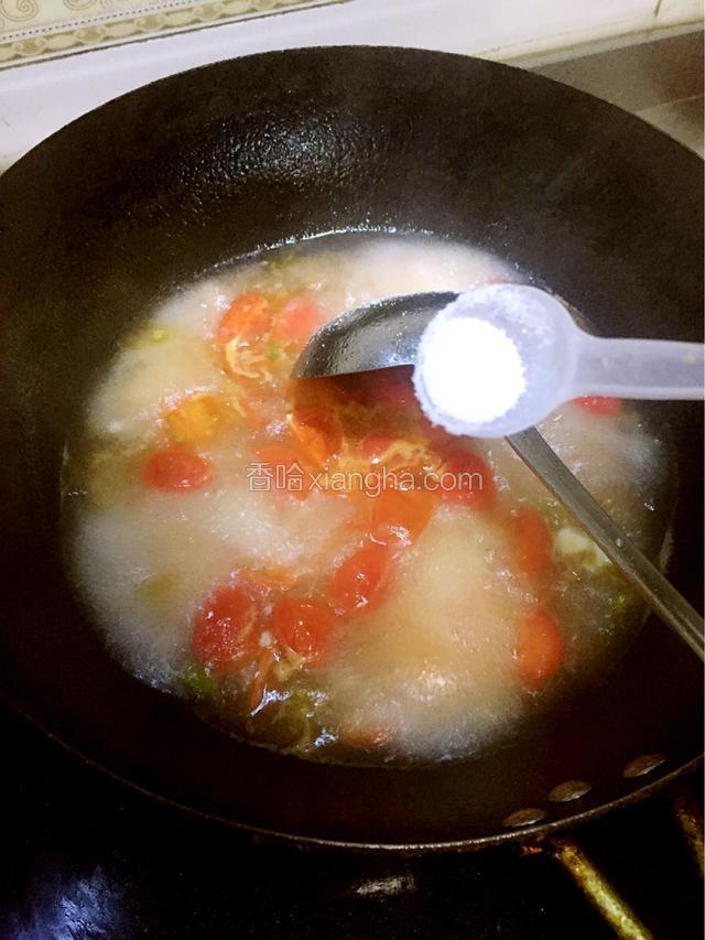 待水沸后，先加入适量食盐