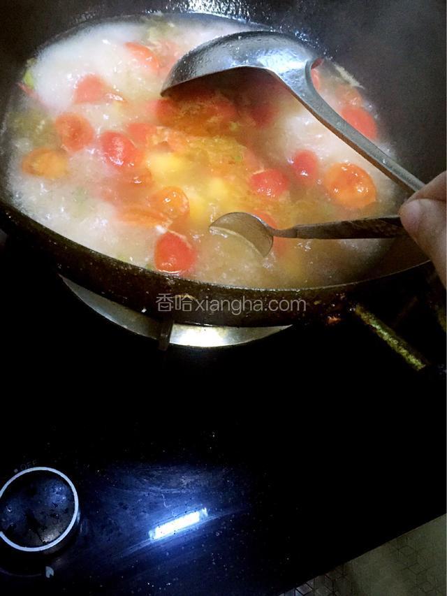 小汤勺入锅沾一下沸水，防止粘面
