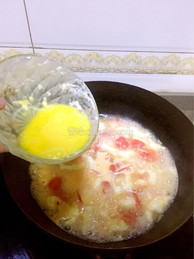 所有面下入锅中后，再多煮2-3分钟，带面疙瘩全熟，倒入蛋液，并用筷子搅拌出蛋花