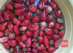 蜂蜜草莓酱的做法图解1