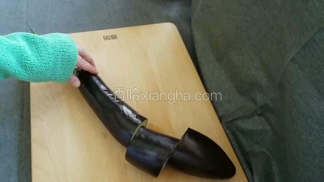 茄子切段。