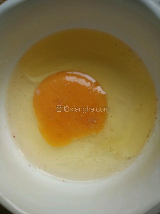 鸡蛋打入碗中，加入盐，十三香和油