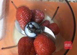 草莓冰激凌的做法图解1