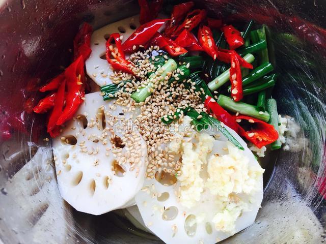 撒入熟芝麻搅拌均匀即可。