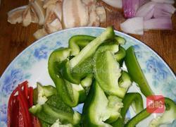 灯笼椒炒五花肉的做法图解1
