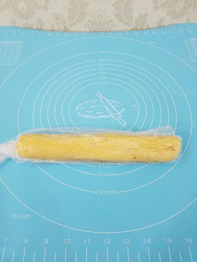 然后放进保鲜膜搓成直径约3厘米的长条条状，然后放进冰箱冷冻1.5个小时左右，直到长条变得坚硬。。