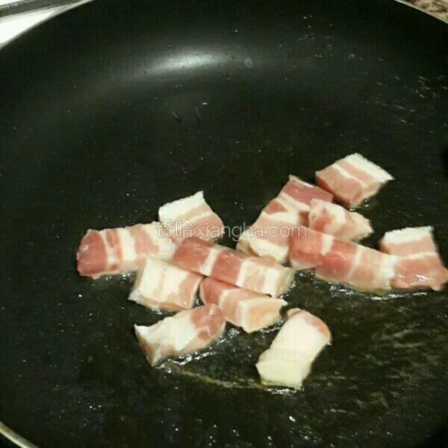 五花肉切块入热油中煸香至吐油