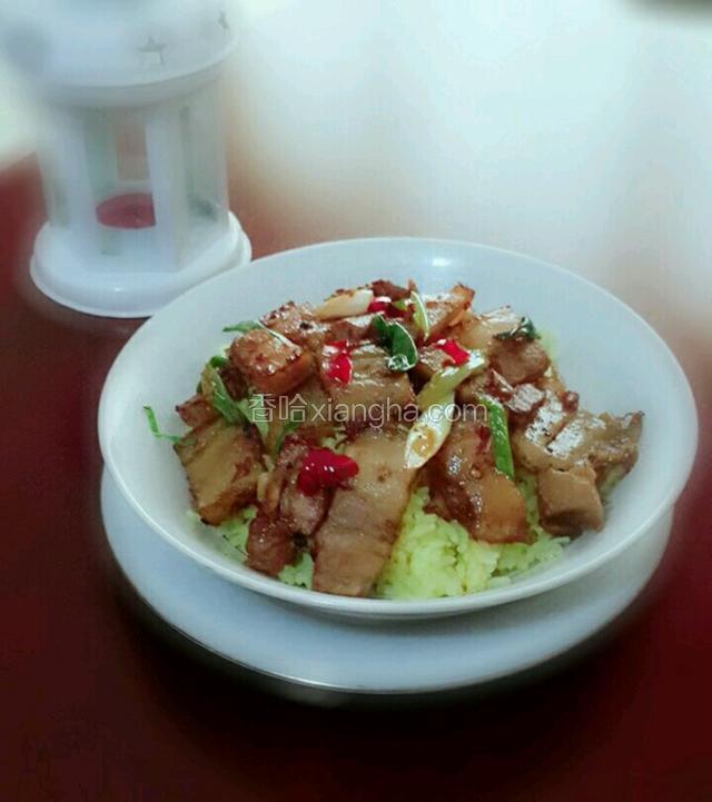 肉在碗中垫底，放上咸鱼和汁料入锅蒸15钟