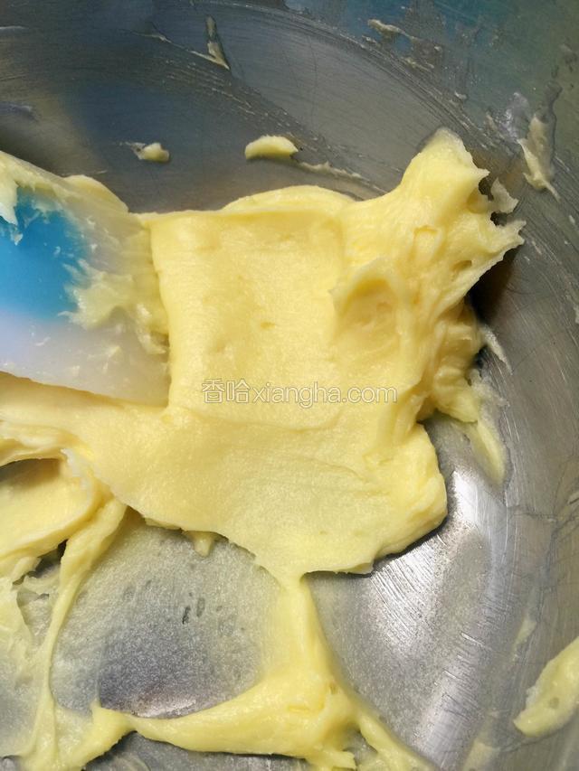 首先制作酥皮，黄油软化后加入糖粉搅拌均匀细腻