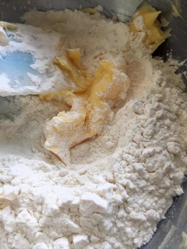 黄油搅拌好后再加入面粉，均匀翻拌至没有粉
